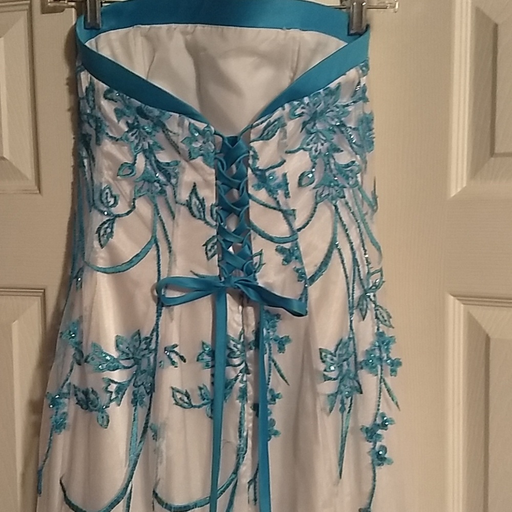 Dress - Picture 7 of 8